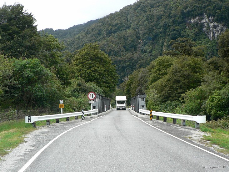 12.60- Les ponts de Nouvelle-Zelande sont a voie unique.JPG